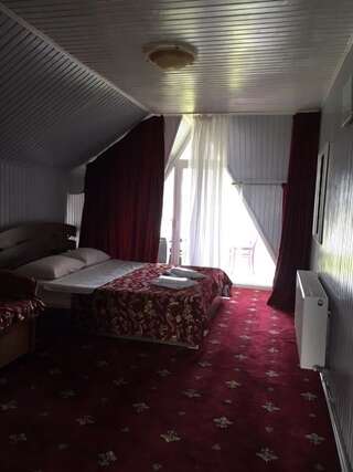Мини-отель Отель Комфорт Вапнярка Люкс с кроватью размера «king-size» и балконом-1
