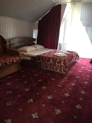 Мини-отель Отель Комфорт Вапнярка Люкс с кроватью размера «king-size» и балконом-2