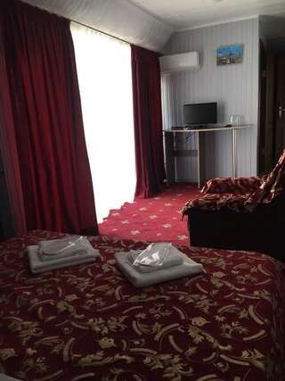 Мини-отель Отель Комфорт Вапнярка Люкс с кроватью размера «king-size» и балконом-4