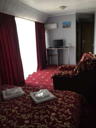Мини-отель Отель Комфорт Вапнярка Люкс с кроватью размера «king-size» и балконом-6